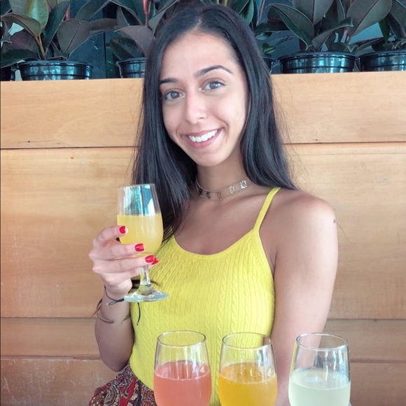 Meet Your Posher! - Picture 1 of 7